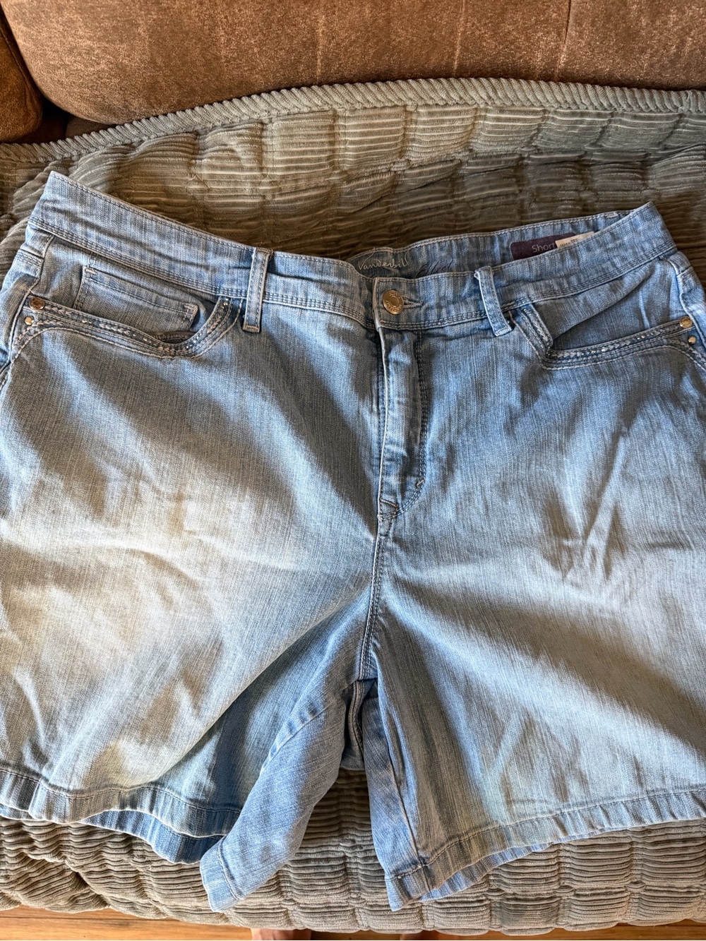 Gloria Vanderbilt Light Wash Denim Shorts